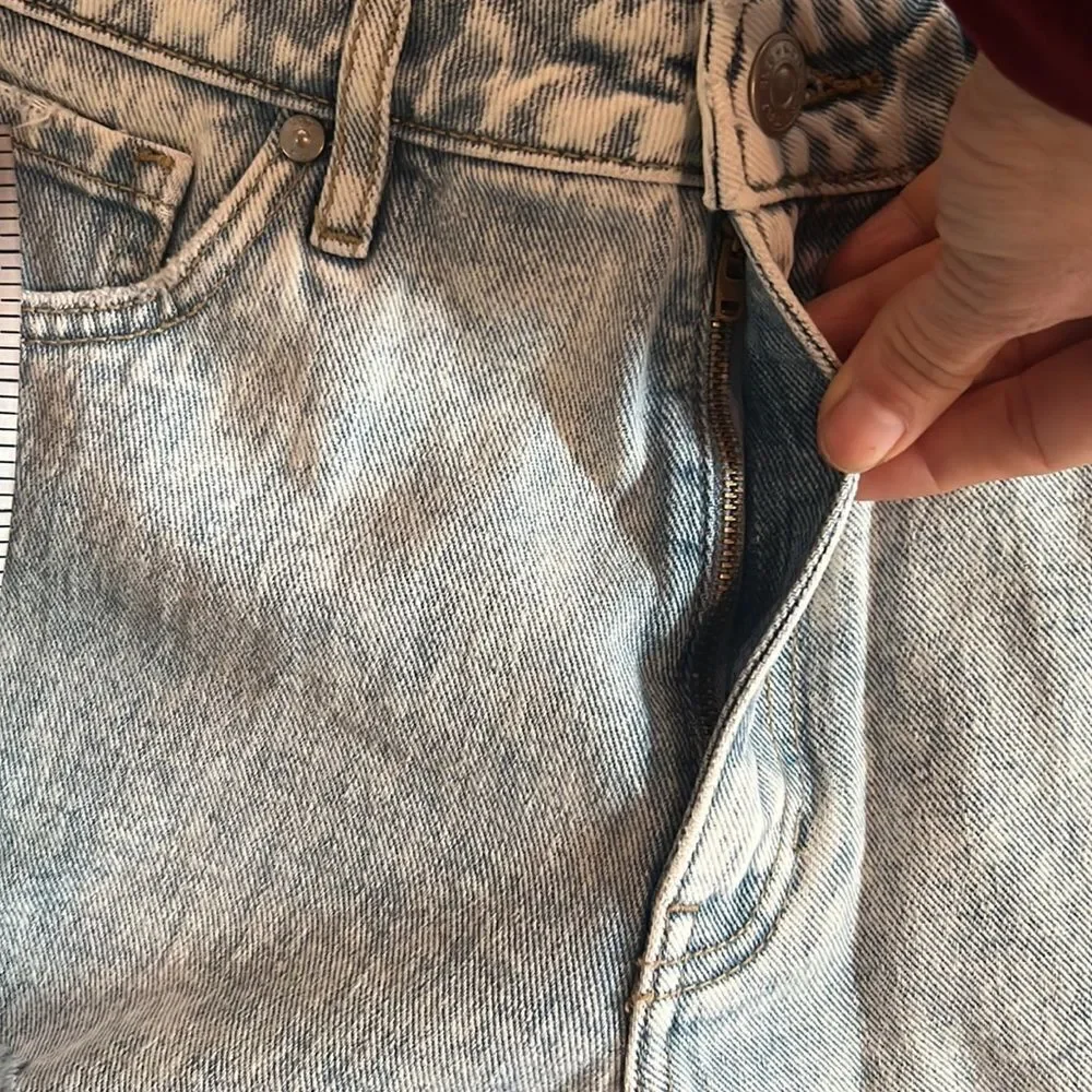 NWT Cleo + Wolf Women's Light Wash Mid Rise Denim Distressed Shorts Sz- 28 - Picture 8 of 16